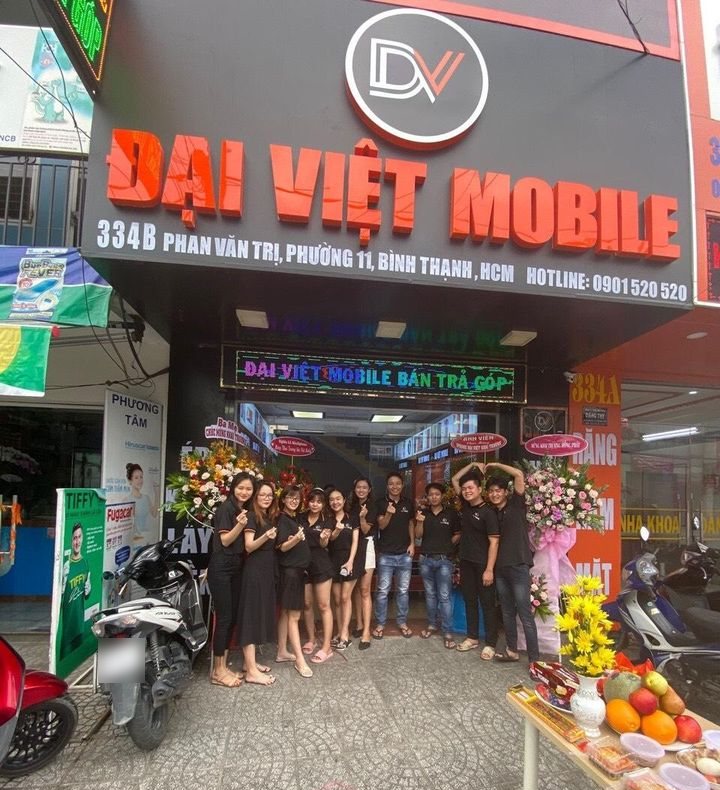 Tập thể nhân viên Đại Việt Mobile trước cửa hàng 334B Phan Văn Trị, Bình Thạnh